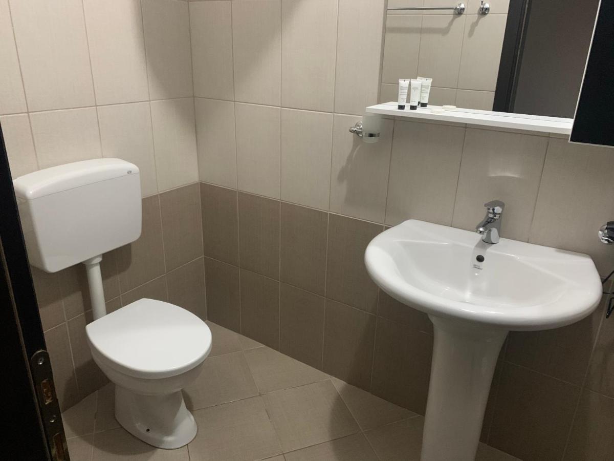Vladimir Estate Hotel Гирокастра Экстерьер фото